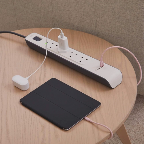بيلكن مشترك كهرباء واقي من اندفاع التيار بمنفذي شحن و٤ منافذ تيار متردد، ٢ متر، ١٢ وات – أبيض